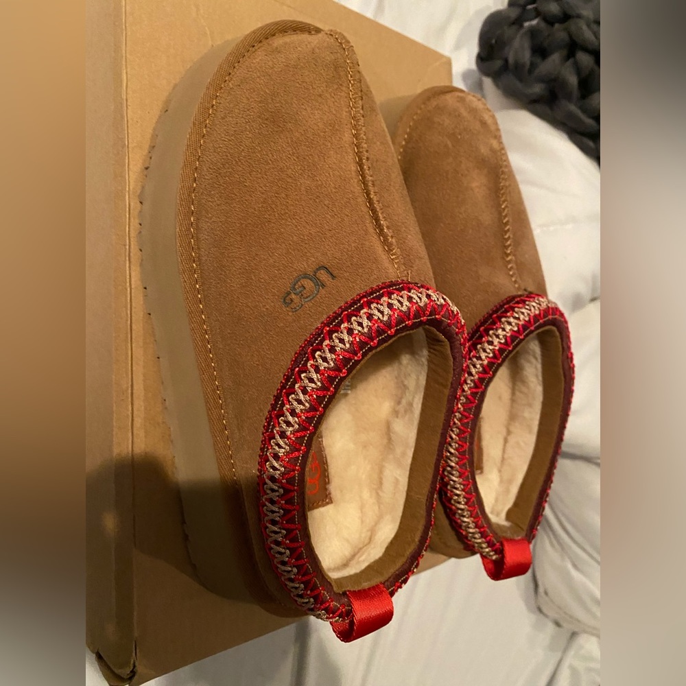 Ugg Tazz Slippers size 7w. Brand New never worn NWOT. With original box!